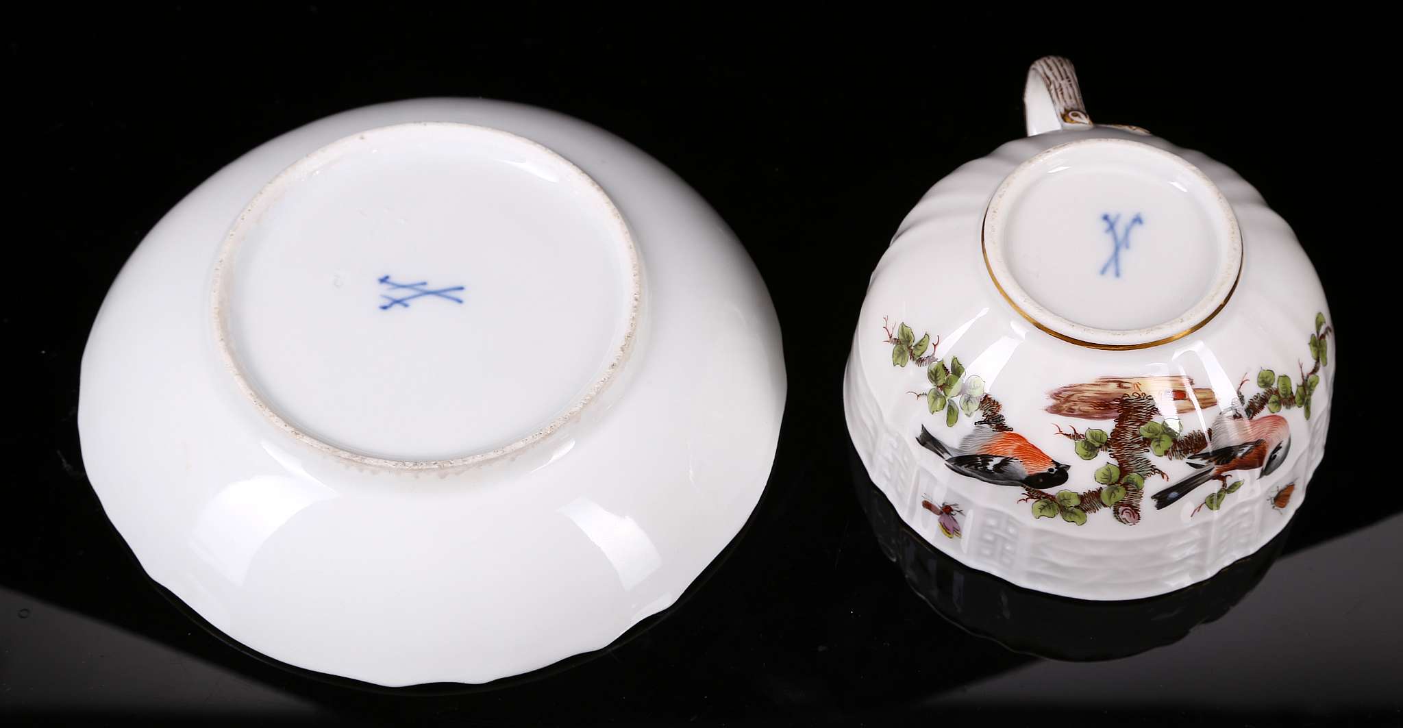 A PAIR OF MEISSEN PORCELAIN ORNITHOLOGICAL TEA CUPS AND SAUCERS, late 19th century, painted with - Image 7 of 9