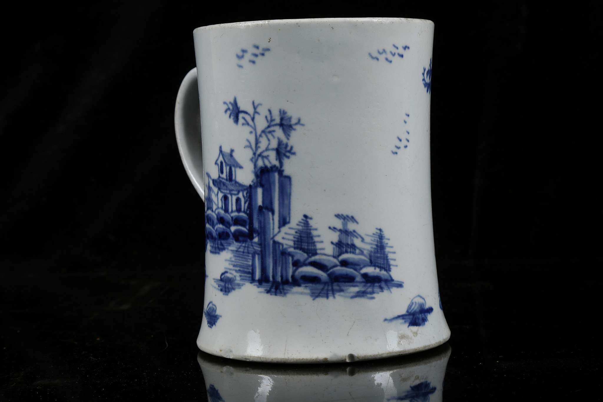 A RARE WORCESTER PORCELAIN BLUE AND WHITE 'SCRATCH CROSS' MUG, circa 1754, of typical cylindrical - Image 2 of 4