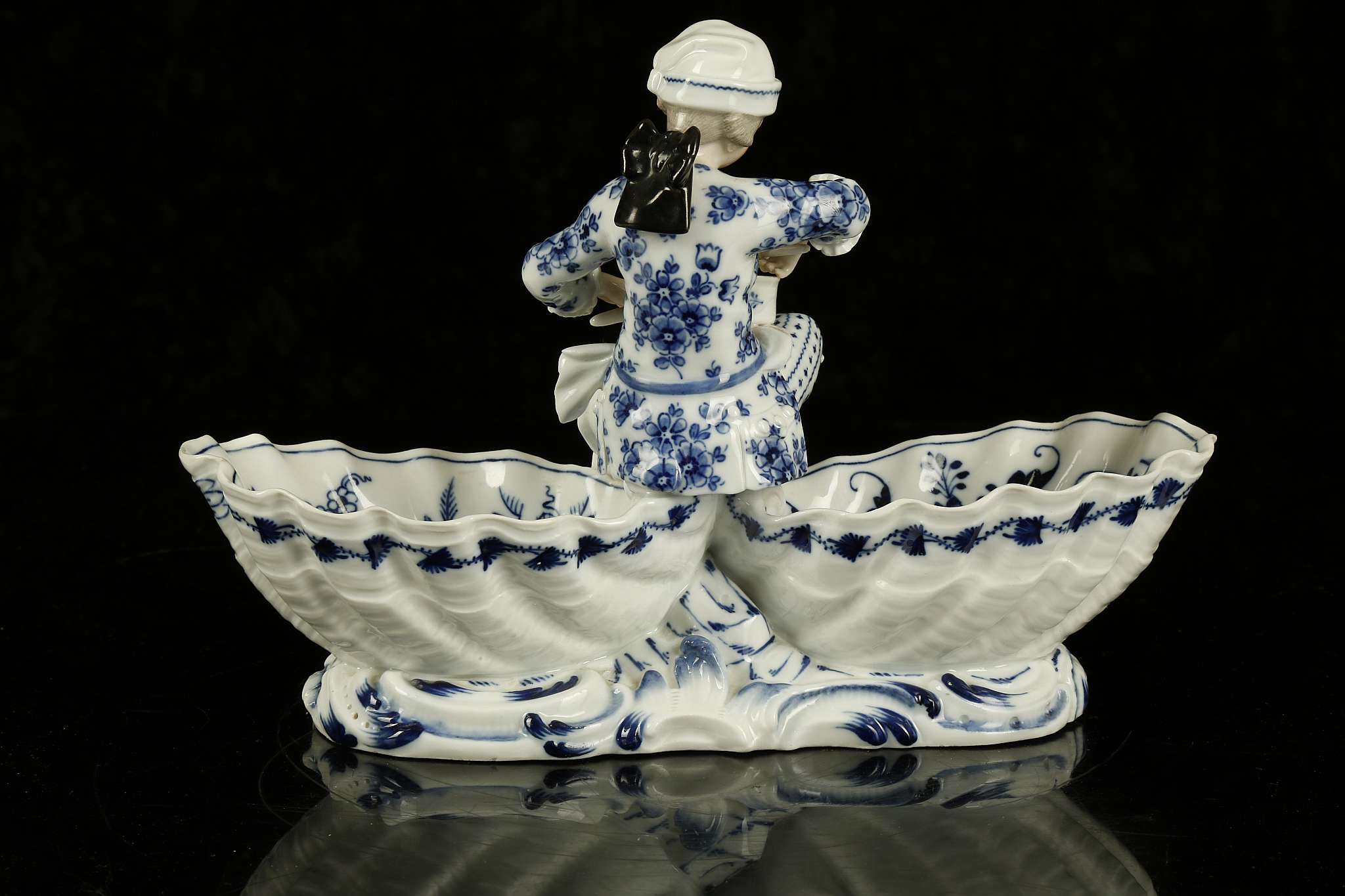 A MEISSEN PORCELAIN FIGURAL SWEETMEAT DISH, late 19th century, modelled as a young cook wearing a - Image 3 of 4