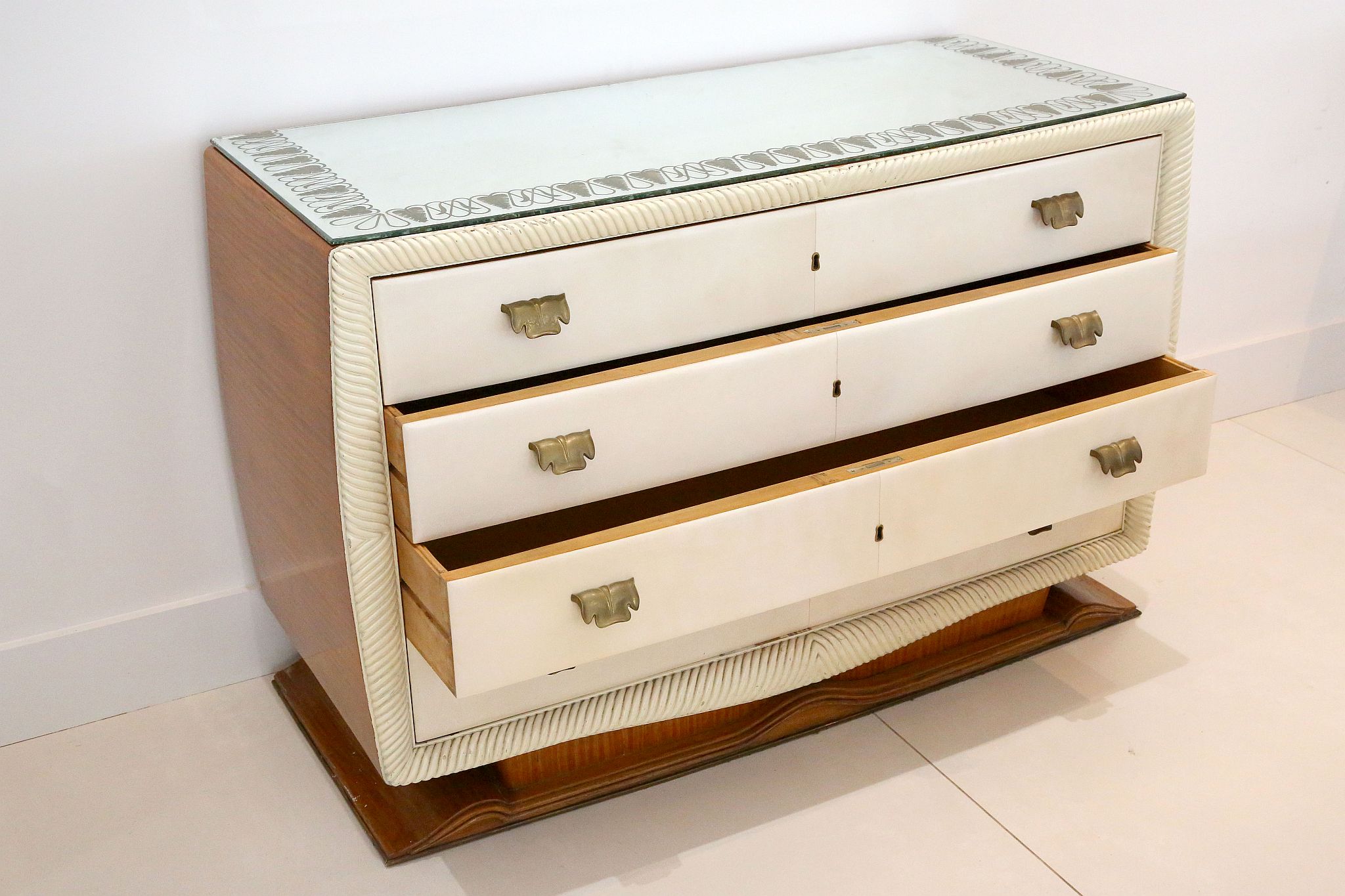 A 1950s ITALIAN PARCHMENT FRONT CHEST OF DRAWERS, with mirrored top, four drawers with lacquered - Image 2 of 5