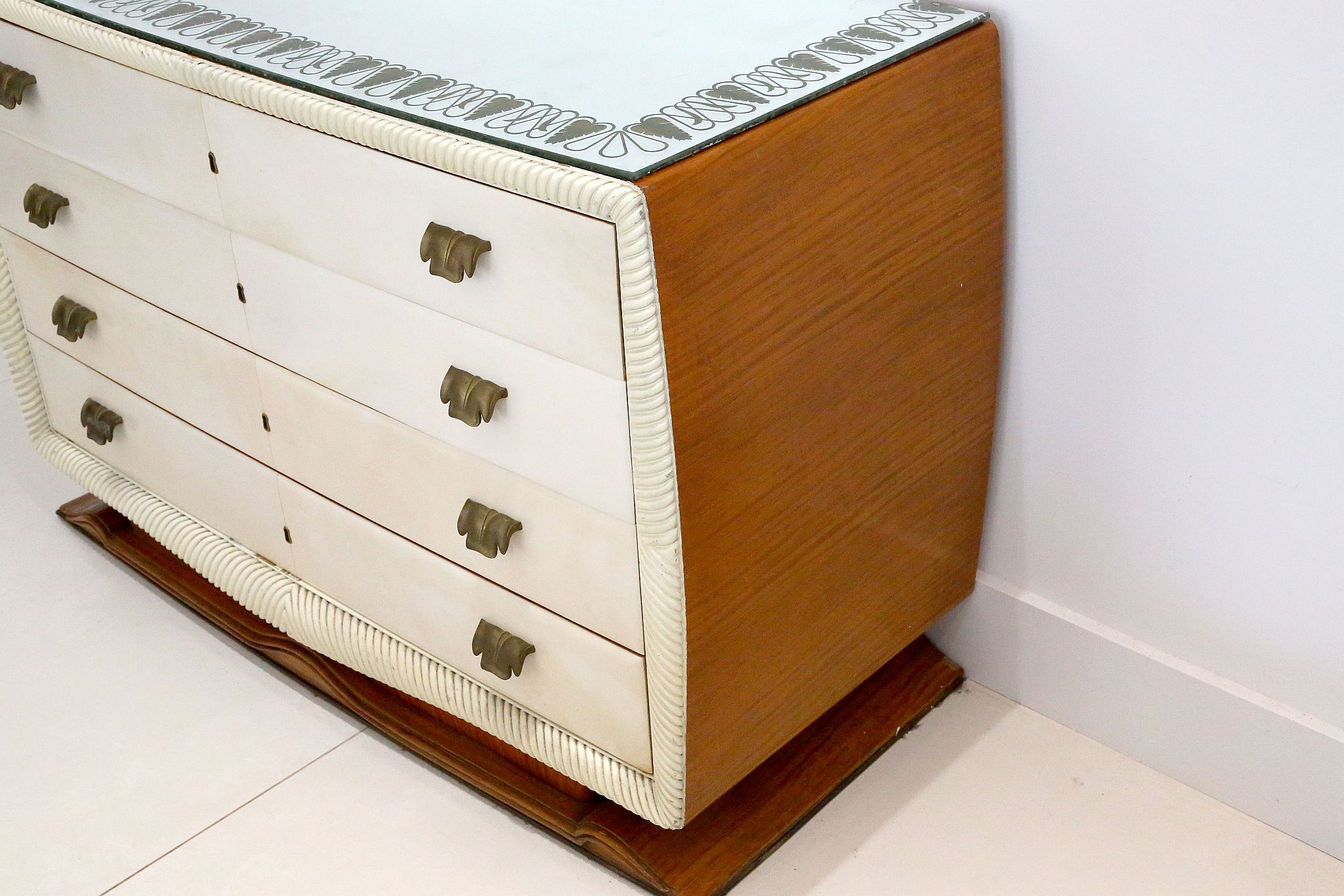 A 1950s ITALIAN PARCHMENT FRONT CHEST OF DRAWERS, with mirrored top, four drawers with lacquered - Image 5 of 5