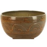 RAY FINCH FOR WINCHCOMBE, STUDIO POTTERY FOOTED BOWL, CIRCA 1970, salt glazed with incised