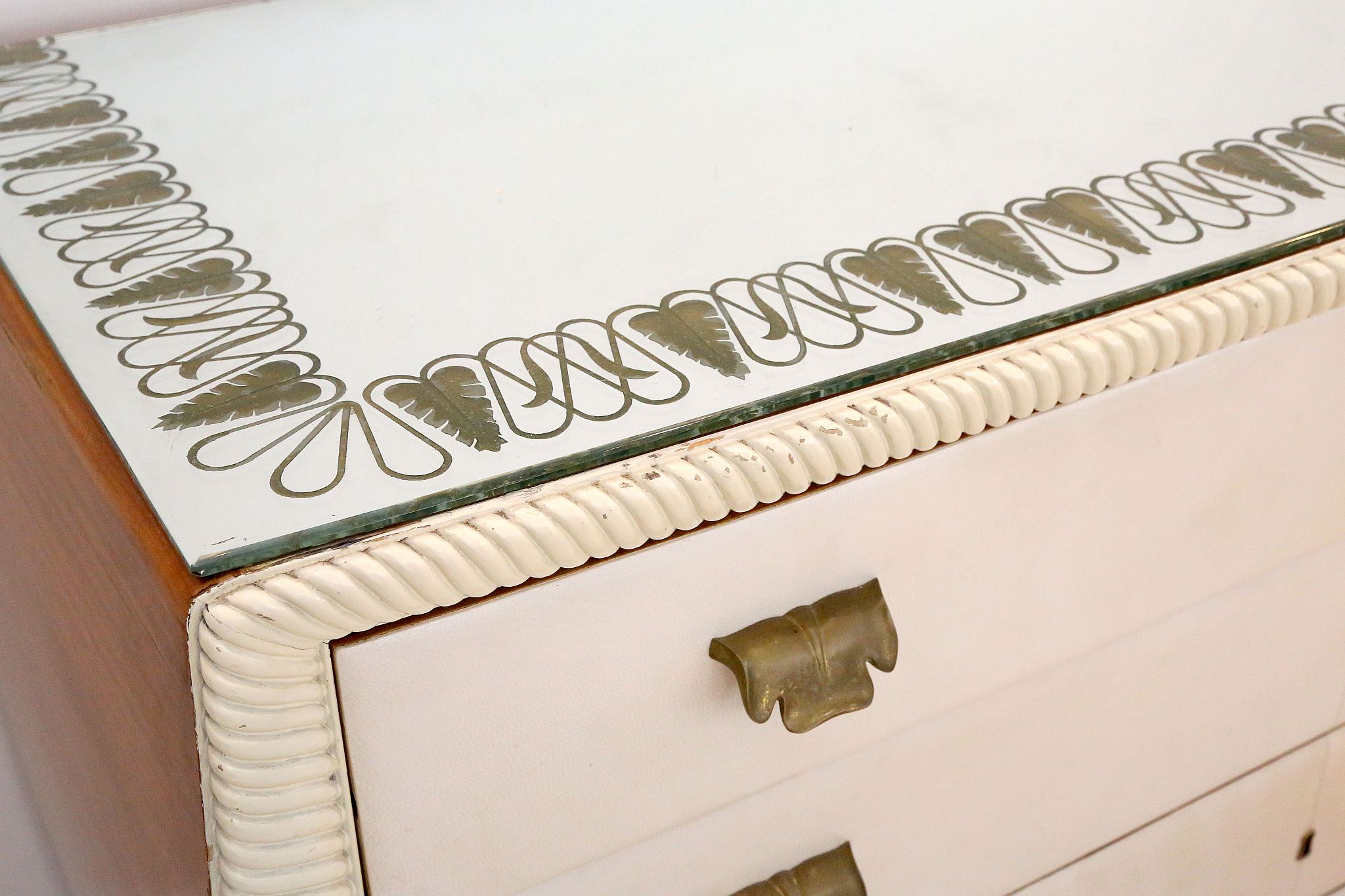 A 1950s ITALIAN PARCHMENT FRONT CHEST OF DRAWERS, with mirrored top, four drawers with lacquered - Image 4 of 5