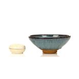 A CHINESE JUN GLAZED BOWL TOGETHER WITH A CIRCULAR BOX AND COVER. 7-18cm diameter. (2) 均窯盌及圓形蓋盒