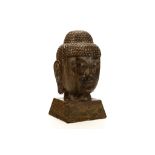 A CARVED STONE BUDDHA HEAD AND STAND. 32cm H. 石雕佛頭