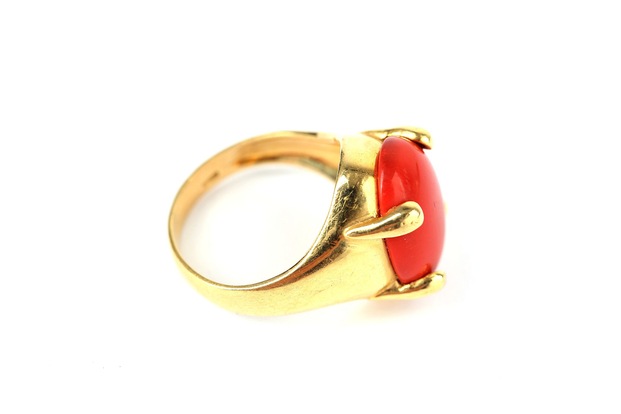 A coral ring, The oval coral corallium rubrum, in a four-claw setting, stamped 750, ring size M - Image 2 of 2