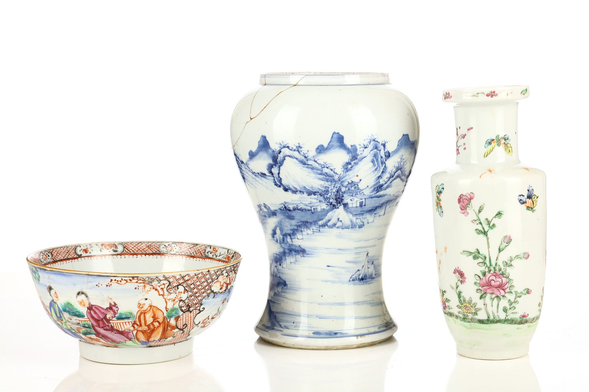 A selection of three Chinese porcelain items comprising a reduced blue and white ‘landscape’