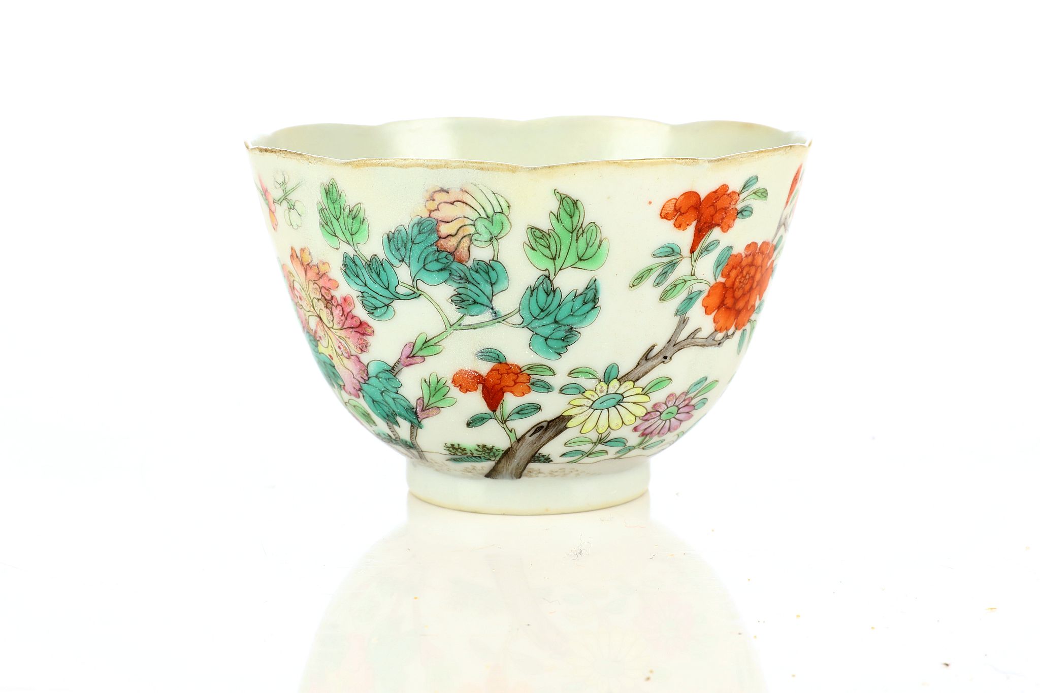 A Chinese famille rose scalloped rim edge bowl, Jiaqing seal (1795 - 1820) mark and probably of - Image 2 of 3