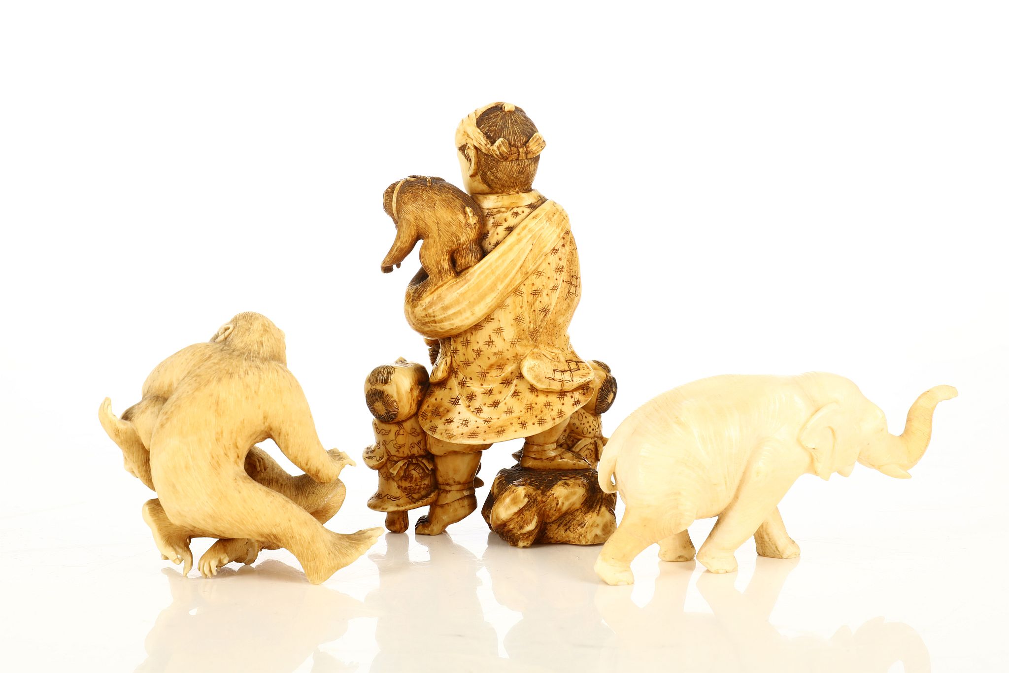 Three Japanese ivory okimono carvings. Meiji period. Depicting monkeys, an elephant and a monkey - Image 2 of 2