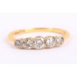 An 18K yellow gold and diamond set graduated five stone ring. Size: S.