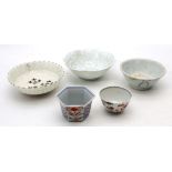 A collection of three bowls and two teacups, 18th Century and later, 7-15cm diameter (5).
