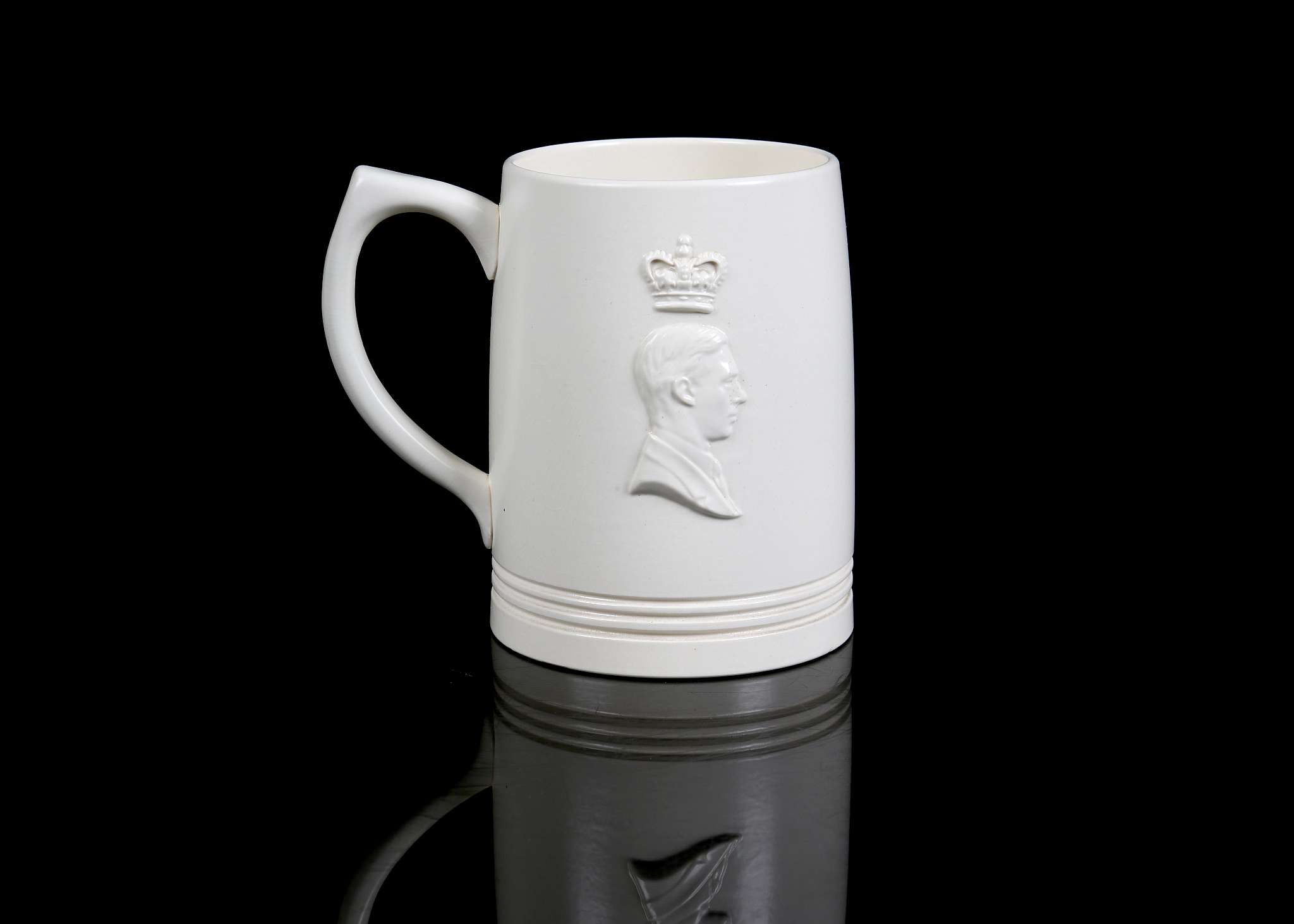 KEITH MURRAY FOR WEDGEWOOD, a rare Art Deco ivory glazed pottery mug, to commemorate the