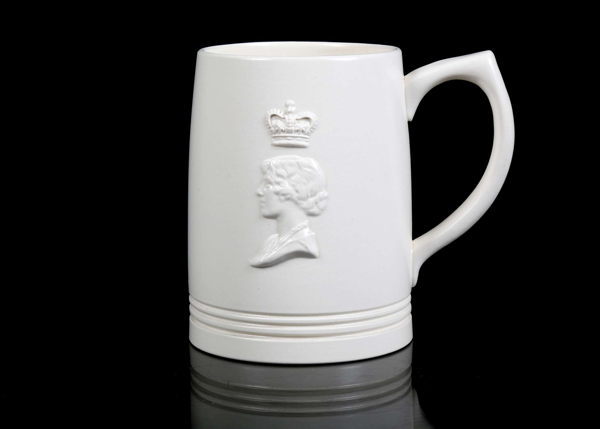 KEITH MURRAY FOR WEDGEWOOD, a rare Art Deco ivory glazed pottery mug, to commemorate the - Image 2 of 3