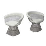 A PAIR OF MODERN WARREN PLATNER DESIGN WIRE CHAIRS, white leather on chrome, (85cm wide x 77cm