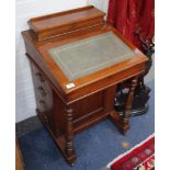 An Edwardian walnut Davenport with leather insert, hinged top over 4 drawers.