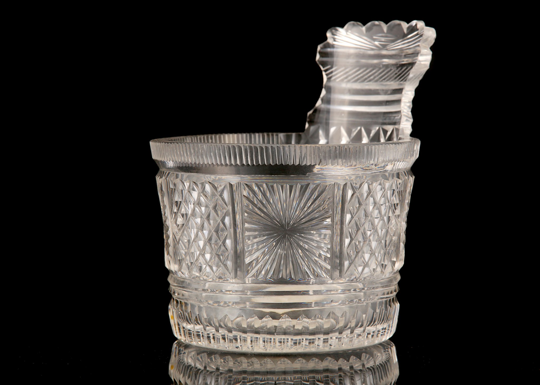 AN RARE IRISH CUT GLASS PIGGIN, circa 1820, of slightly tapered bucket shape, cut with alternating