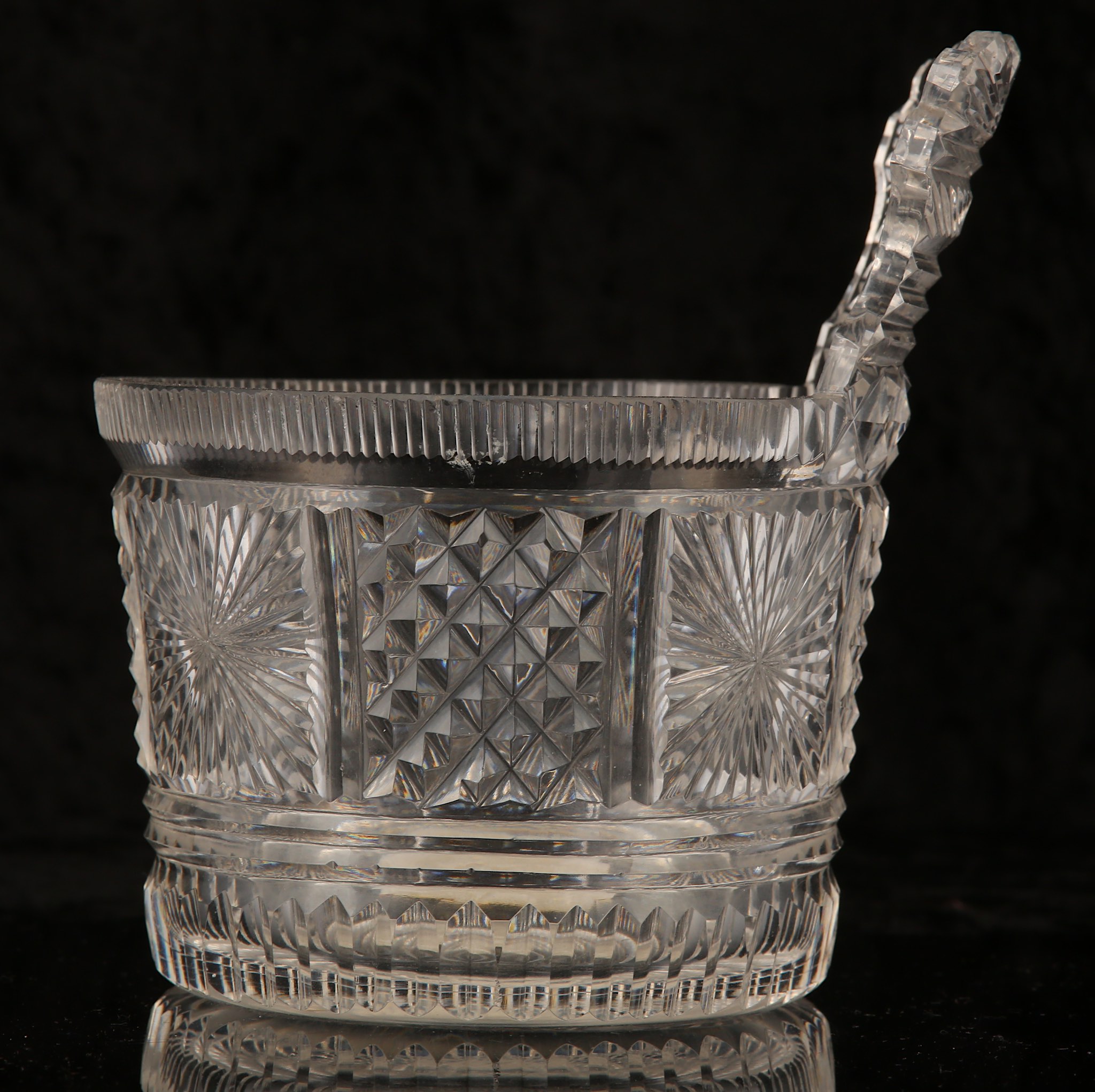 AN RARE IRISH CUT GLASS PIGGIN, circa 1820, of slightly tapered bucket shape, cut with alternating - Image 2 of 5