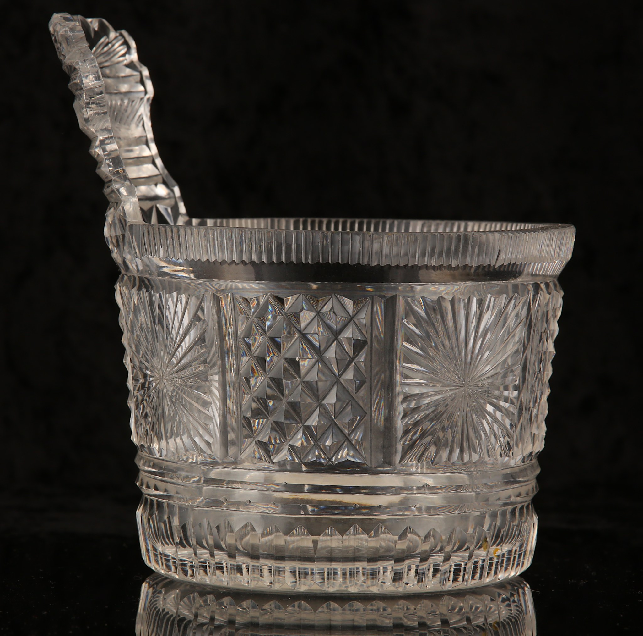 AN RARE IRISH CUT GLASS PIGGIN, circa 1820, of slightly tapered bucket shape, cut with alternating - Image 4 of 5