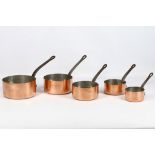 A set of 5 graduated copper saucepans with steel handles and tinned interiors (5).