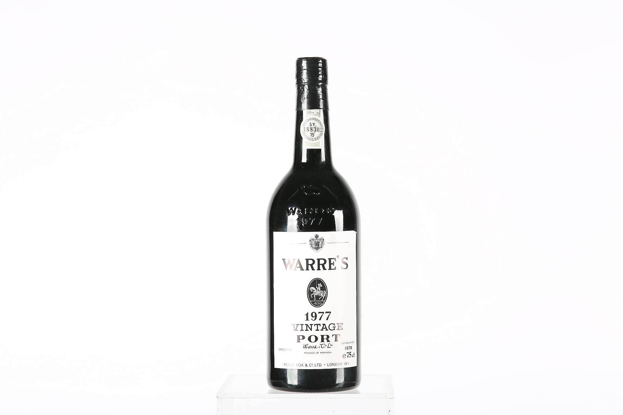 5 bottles Warre 1977 Douro In original wooden case with damaged lid. Excellent appearance