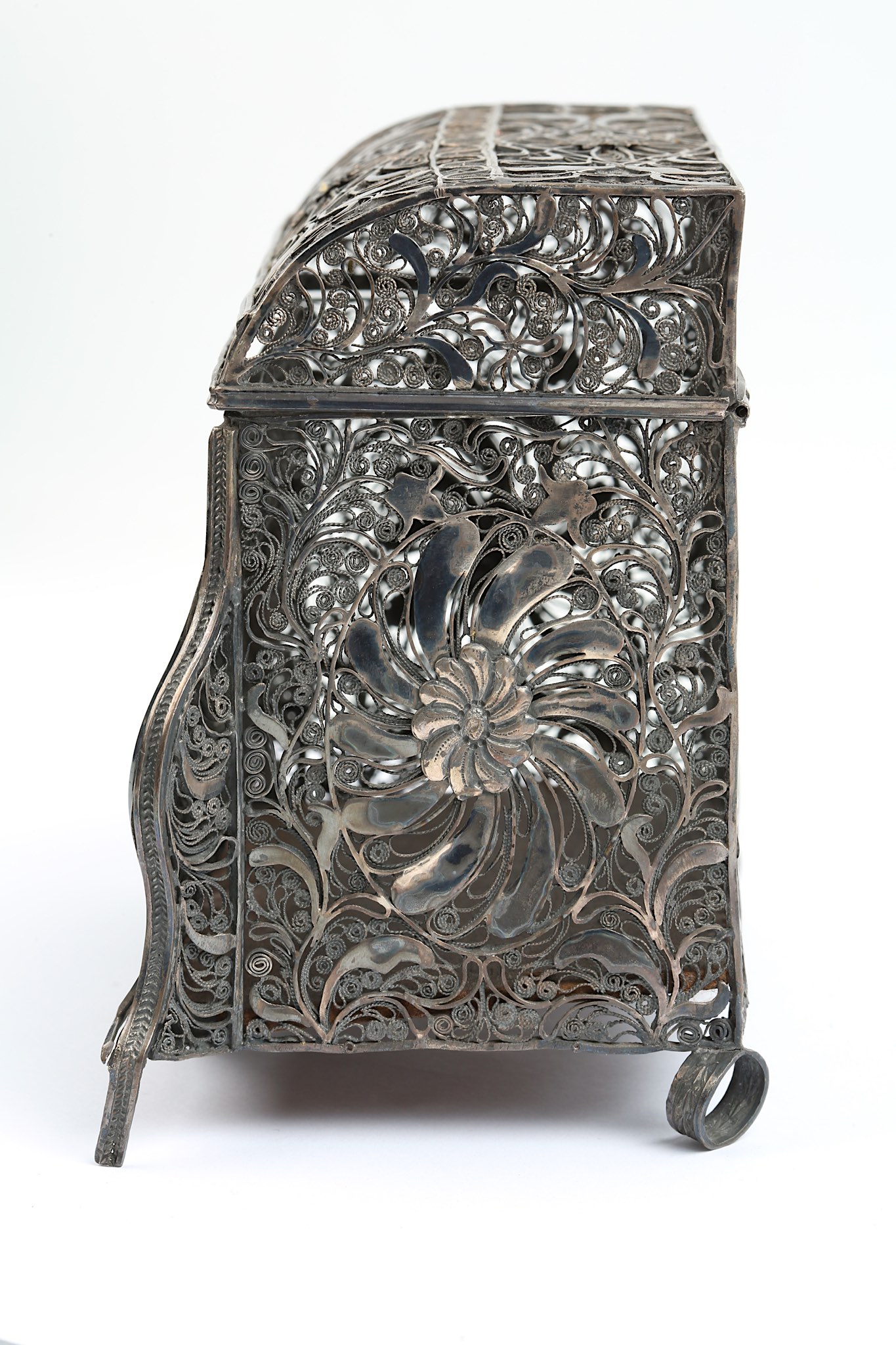 A LATE 18TH / 19TH CENTURY INDO-PORTUGUESE SILVER FILIGREE CASKET PROBABLY GOA modelled as a bombe - Image 6 of 8