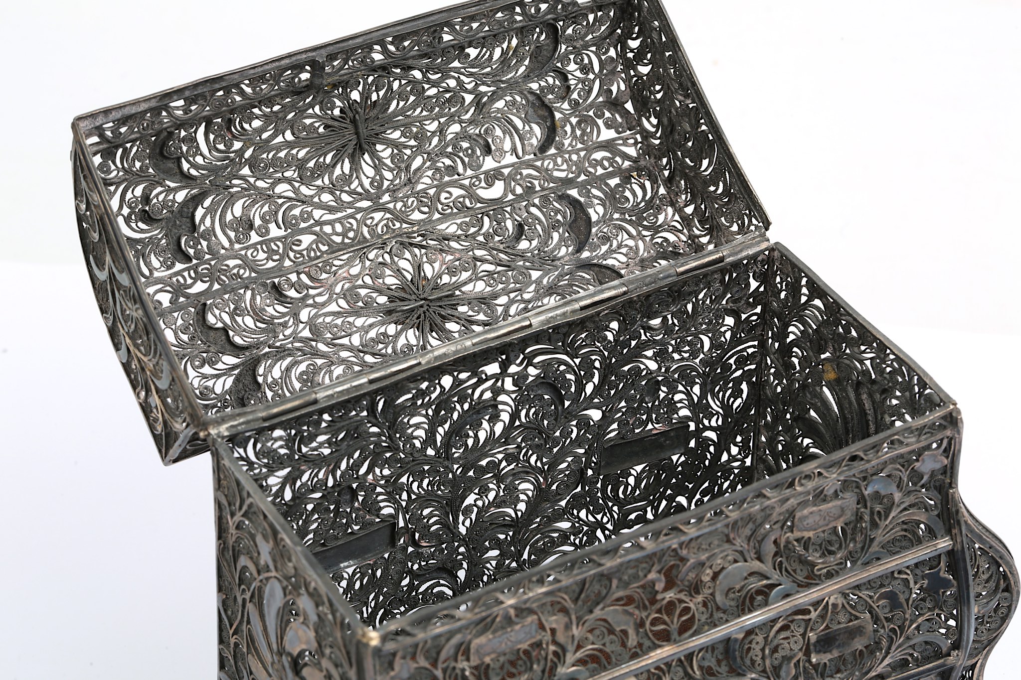 A LATE 18TH / 19TH CENTURY INDO-PORTUGUESE SILVER FILIGREE CASKET PROBABLY GOA modelled as a bombe - Image 8 of 8