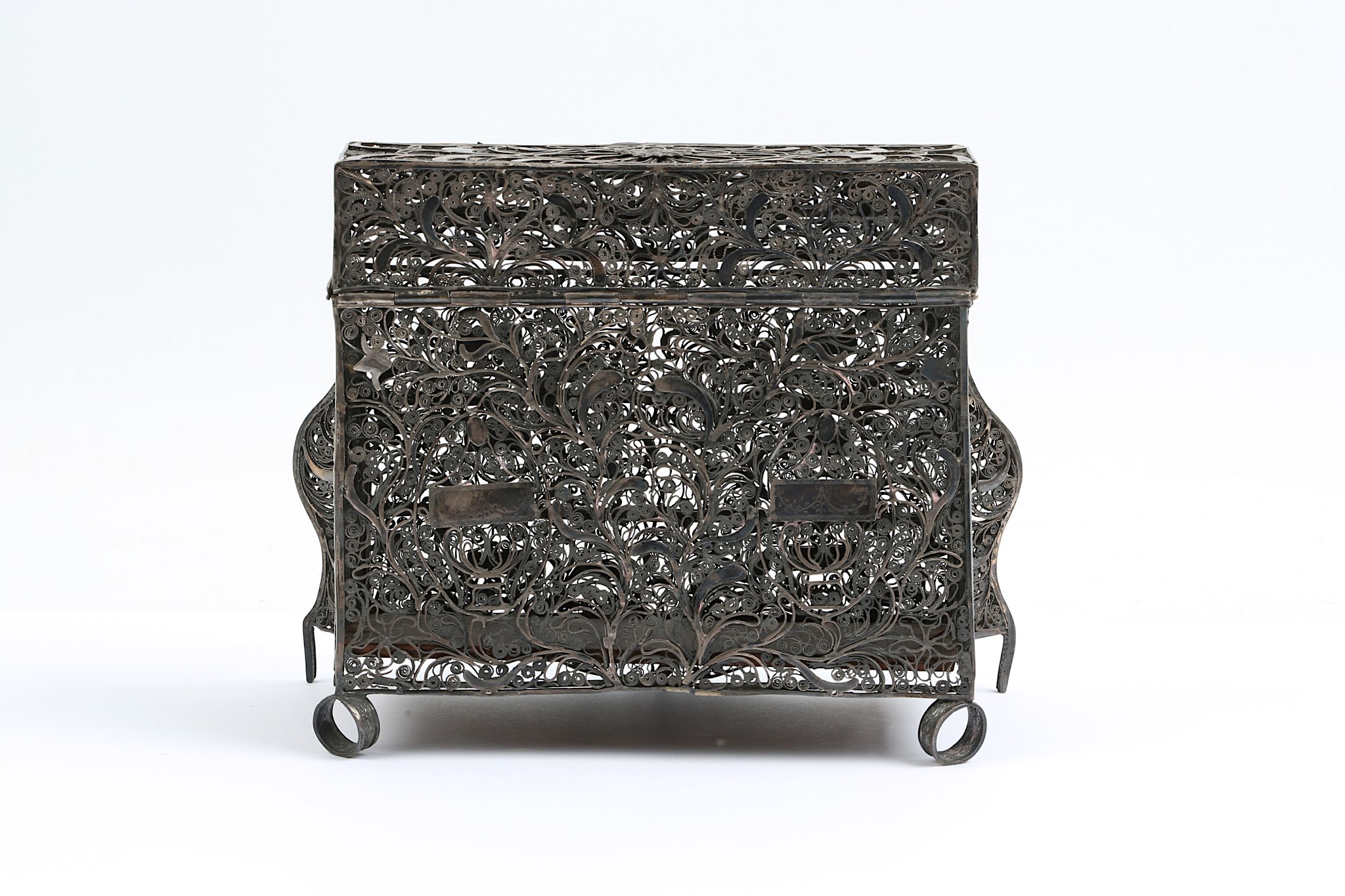 A LATE 18TH / 19TH CENTURY INDO-PORTUGUESE SILVER FILIGREE CASKET PROBABLY GOA modelled as a bombe - Image 4 of 8