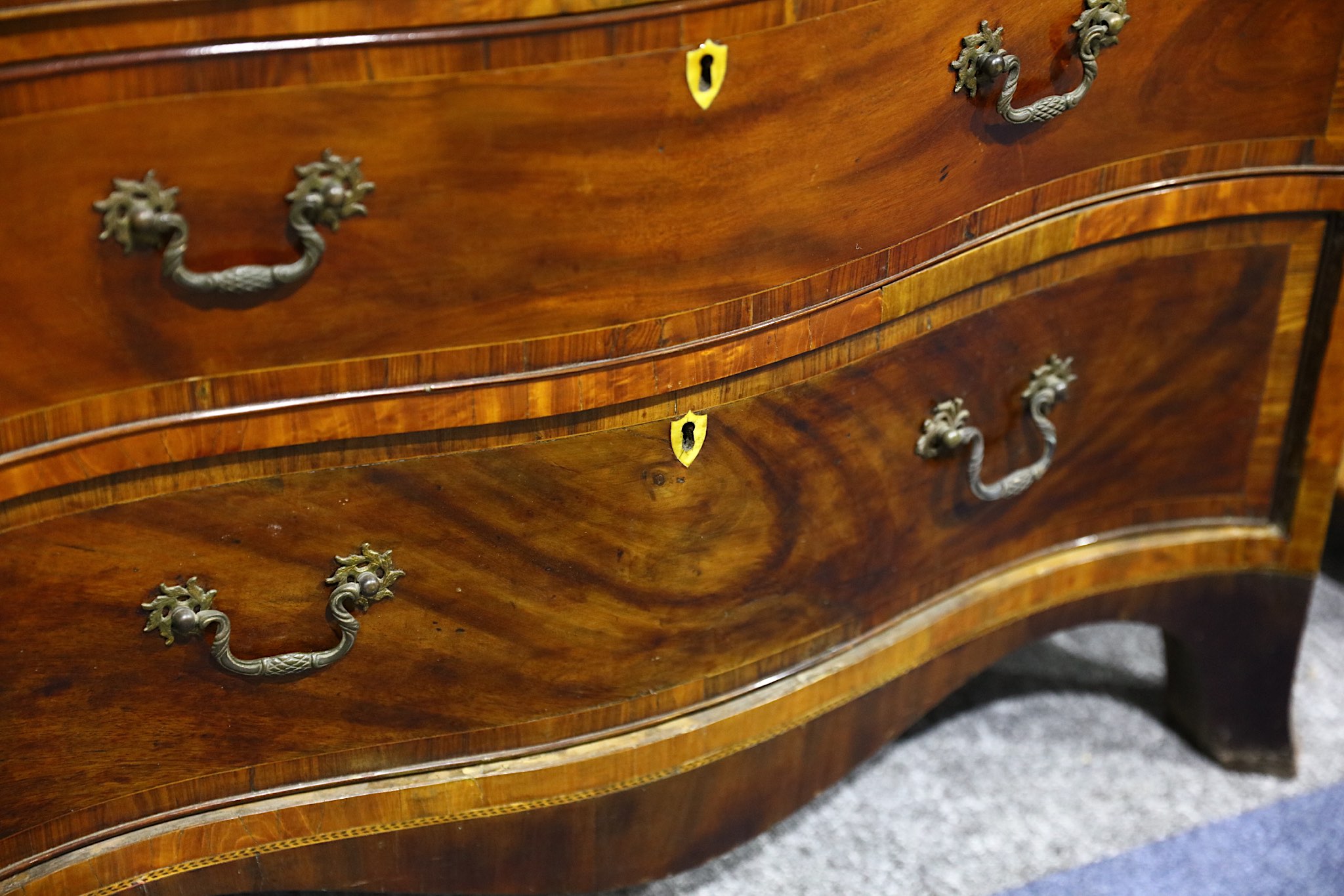 A small George III crossbanded and boxwood strung mahogany serpentine chest, fitted 4 drawers on - Image 3 of 3