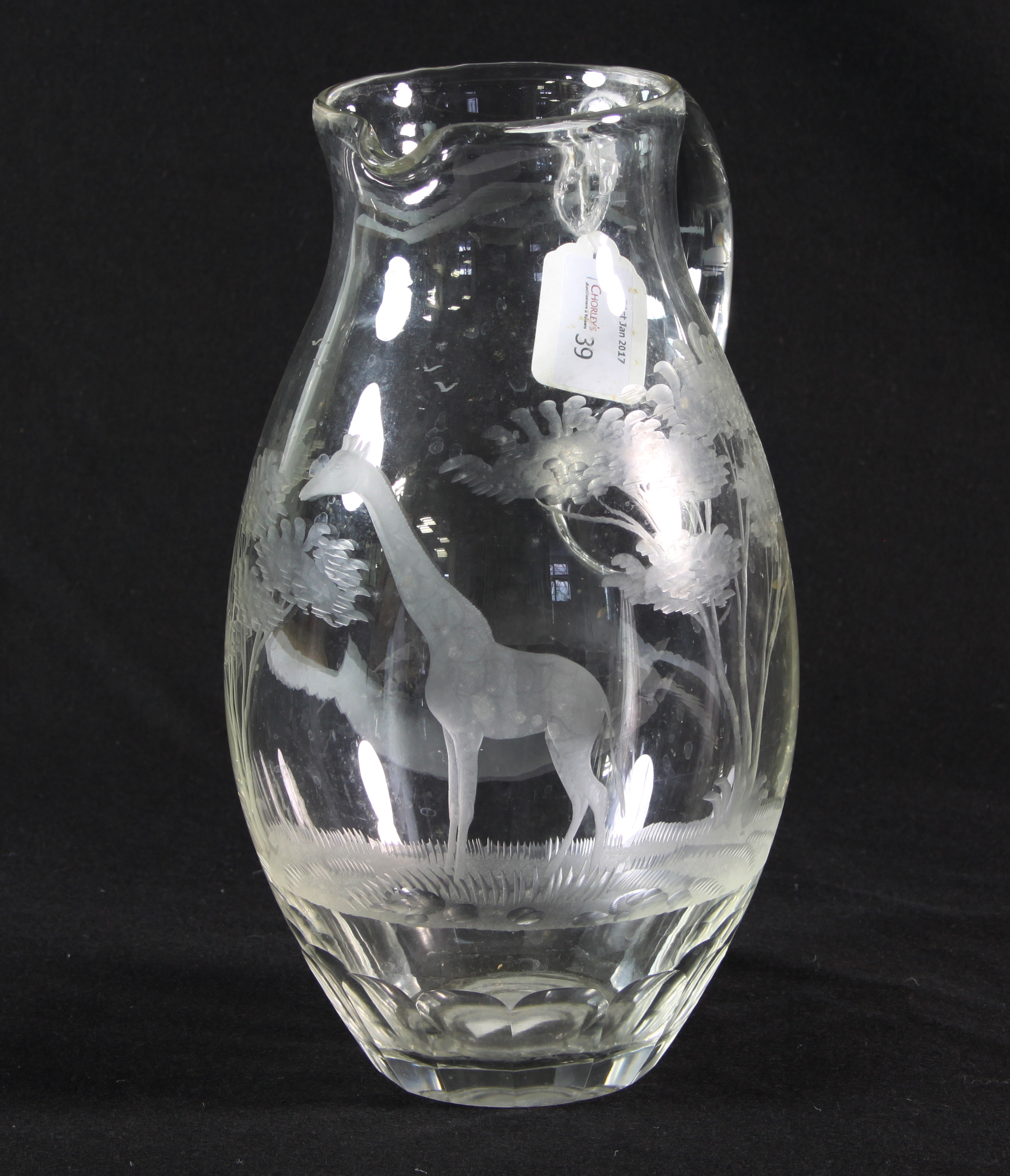 A glass jug etched with a giraffe amongst trees, - Bild 2 aus 2