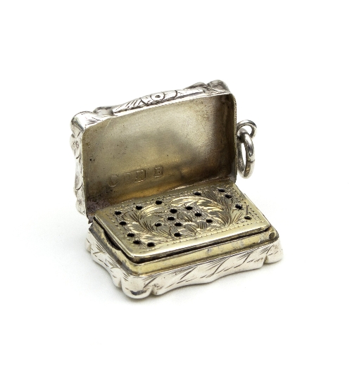 A Victorian silver vinaigrette, maker's mark DP, Birmingham 1850,