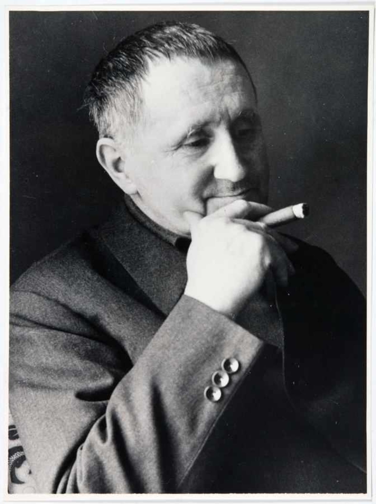Jacqueline Vodoz. Bertolt Brecht mit Zigarre. Fotografie. Silbergelantine. Um 1955. 23 : 17 cm. Eins