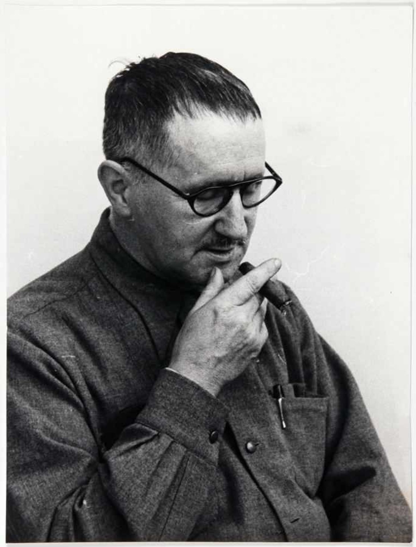 Jacqueline Vodoz. Bertolt Brecht mit Zigarre. Fotografie. Silbergelantine. Um 1955. 23 : 17 cm. Eins - Image 2 of 2