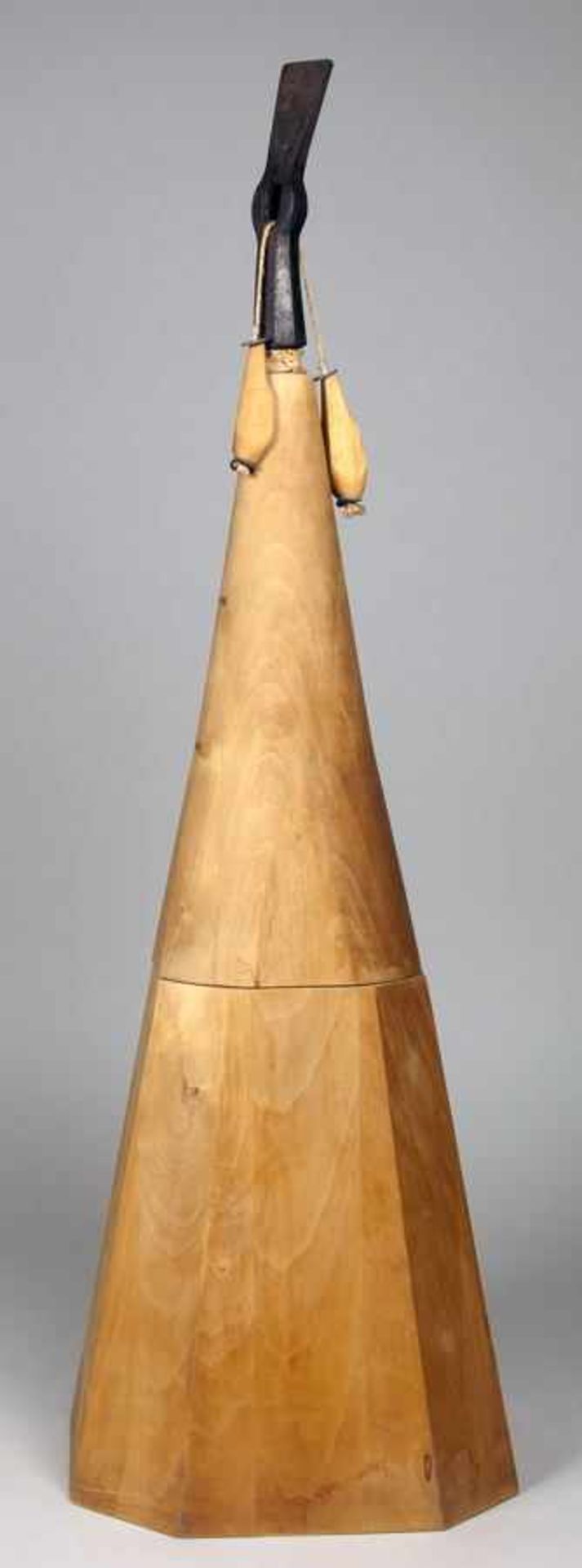 Franz Eggenschwiler. Hammerprojekt. Vier Skulpturen (Metall und Holz). Um 1970/72. Höhe: 47-70 cm. - Image 6 of 6