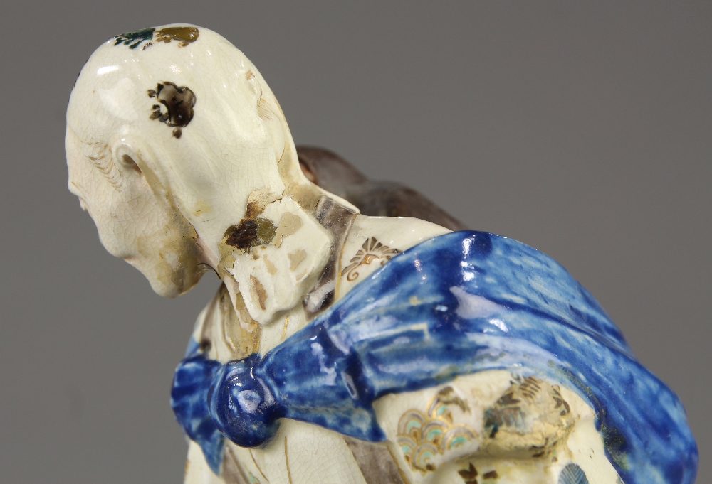 Japanese Satsuma ceramic figure, of a travelling entertainer with a bundle and a monkey on his - Image 8 of 12