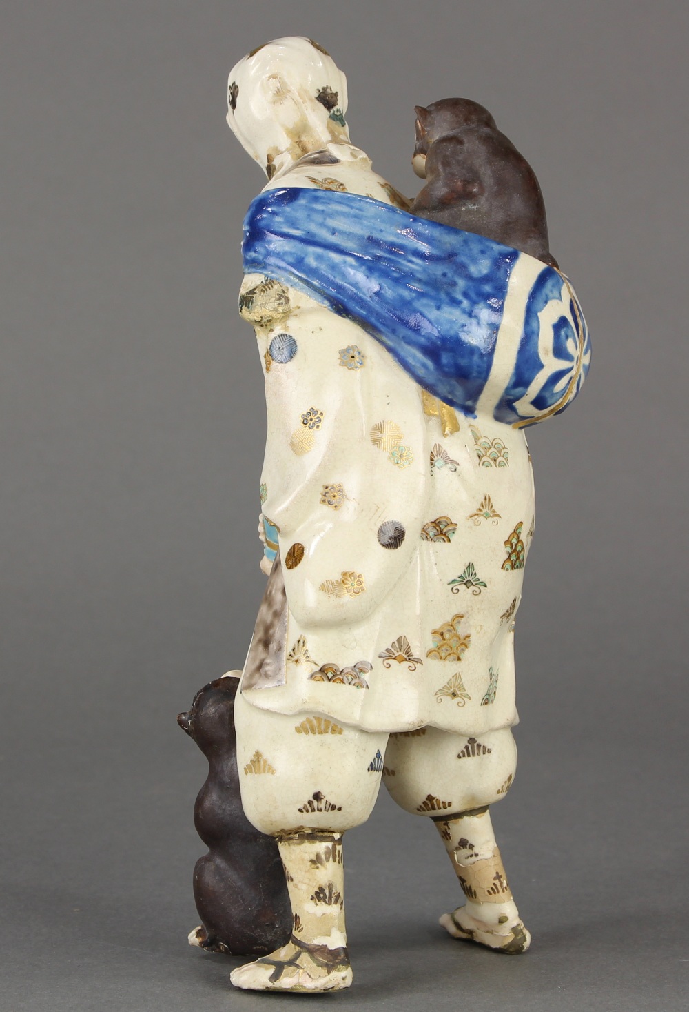 Japanese Satsuma ceramic figure, of a travelling entertainer with a bundle and a monkey on his - Image 3 of 12