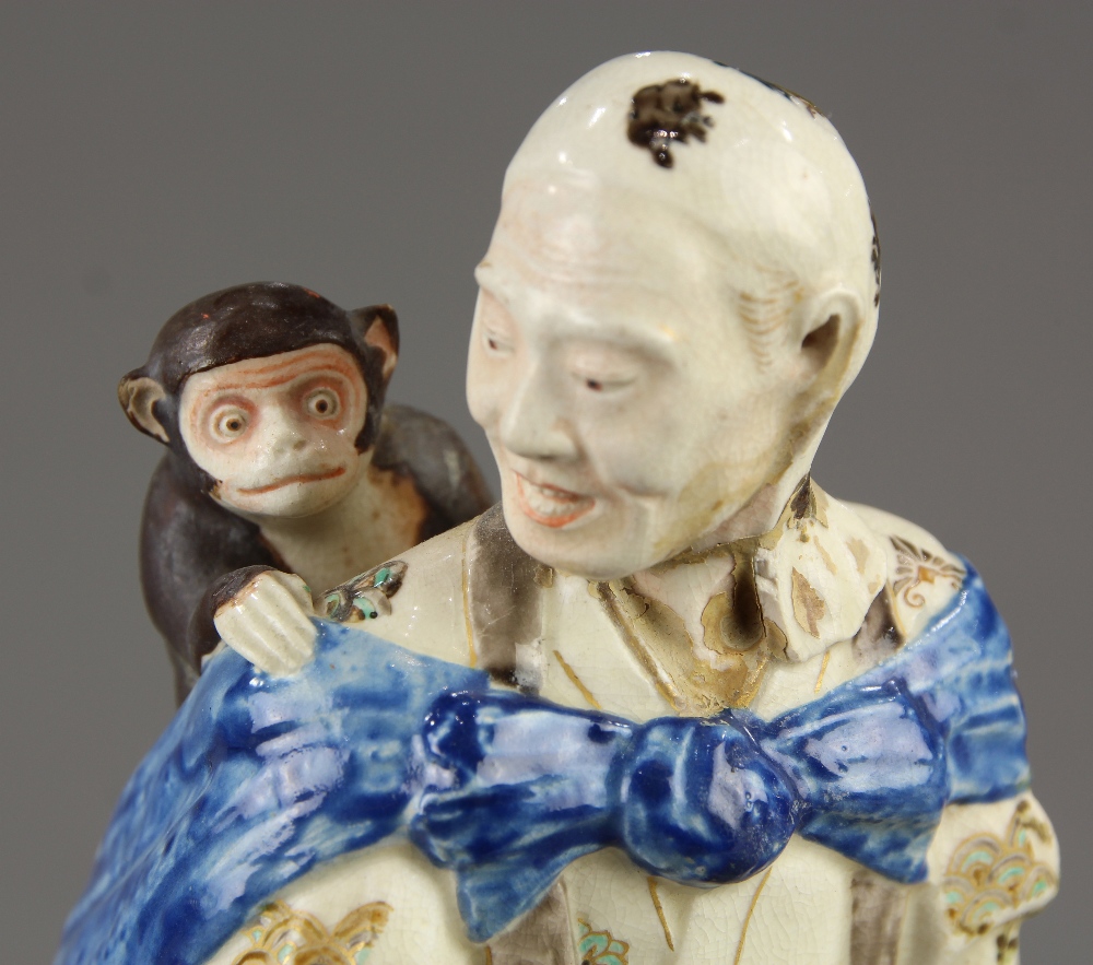 Japanese Satsuma ceramic figure, of a travelling entertainer with a bundle and a monkey on his - Image 5 of 12