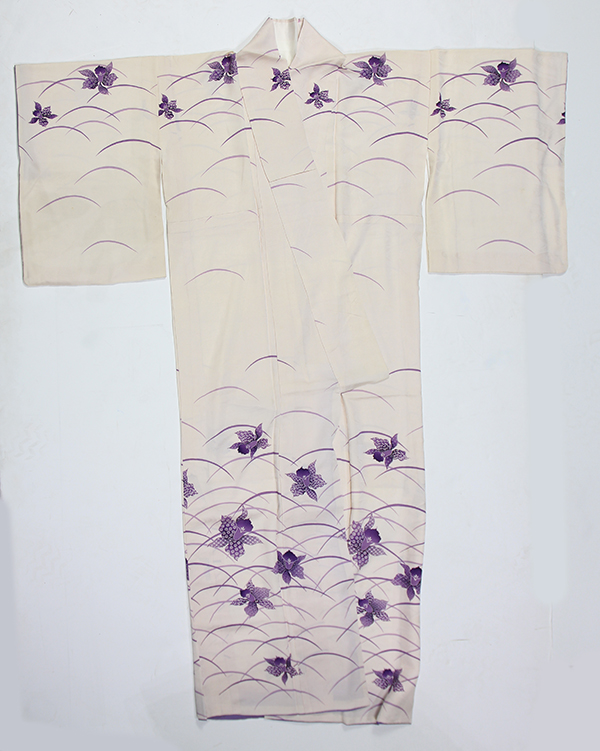 (lot of 4) Japanese three silk kimono: first with purple irises on pale pink; second with - Image 6 of 10