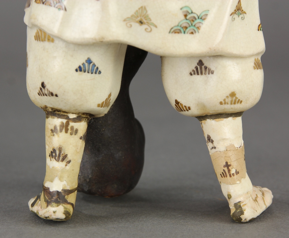 Japanese Satsuma ceramic figure, of a travelling entertainer with a bundle and a monkey on his - Image 10 of 12