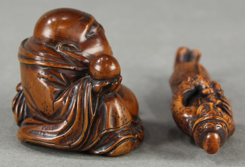 (lot of 2) Japanese wood netsuke: a happy Hotei with a jewel; together with a foreigner with a doll, - Image 5 of 10