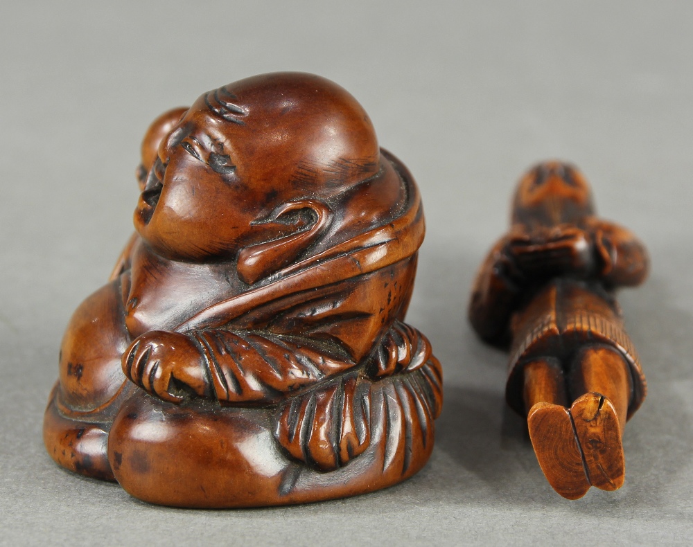 (lot of 2) Japanese wood netsuke: a happy Hotei with a jewel; together with a foreigner with a doll, - Image 6 of 10