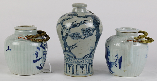 (lot o 3) Chinese underglaze blue porcelain, consisting of two ribbed teapots with figures; together - Image 2 of 6