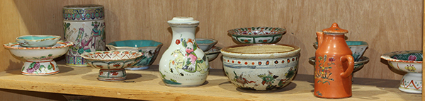 (lot of approx. 36) Three shelves of Chinese porcelain, mostly of enameled footed bowls, dishes, - Image 2 of 4