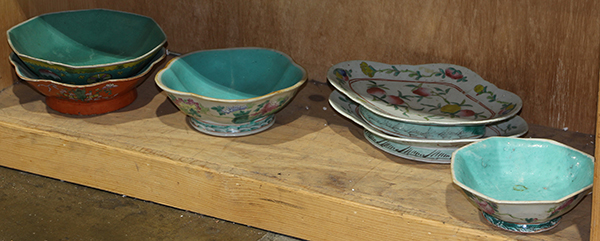 (lot of approx. 36) Three shelves of Chinese porcelain, mostly of enameled footed bowls, dishes, - Image 4 of 4