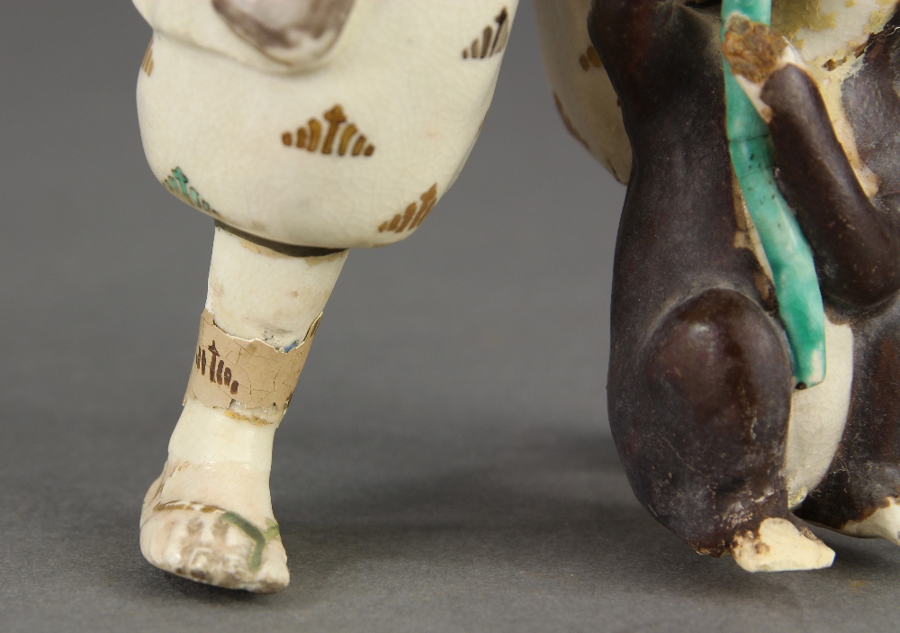 Japanese Satsuma ceramic figure, of a travelling entertainer with a bundle and a monkey on his - Image 11 of 12