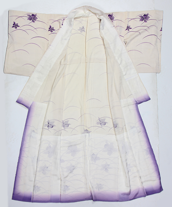 (lot of 4) Japanese three silk kimono: first with purple irises on pale pink; second with - Image 7 of 10
