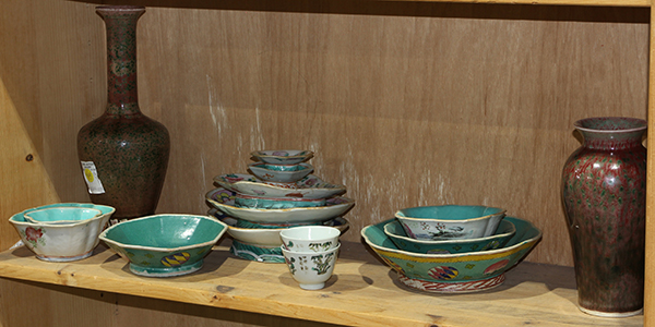 (lot of approx. 36) Three shelves of Chinese porcelain, mostly of enameled footed bowls, dishes, - Image 3 of 4