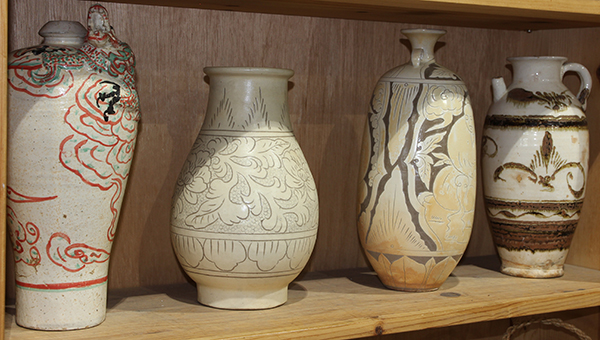 (lot of 11) Three shelves of Chinese ceramics, including a Cizhou type pillow and vases; a green and - Image 3 of 4