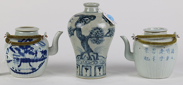 (lot o 3) Chinese underglaze blue porcelain, consisting of two ribbed teapots with figures; together