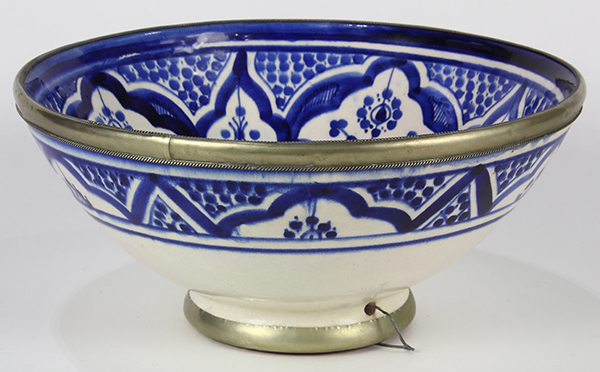 Indo-Persian polychrome decorated ceramic bowl, having a geometric border with a hand painted cobalt - Image 3 of 5