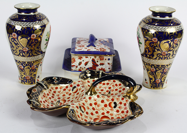 (Lot of 4) "Old Imari" style ceramic table articles, consisting of a pair of baluster form vases, - Image 2 of 3